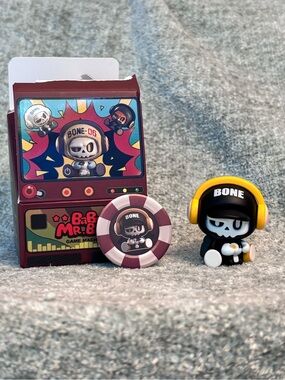 Baby Mr. Bones blind box mini bean series | Mr. Bones mini figure with headphone